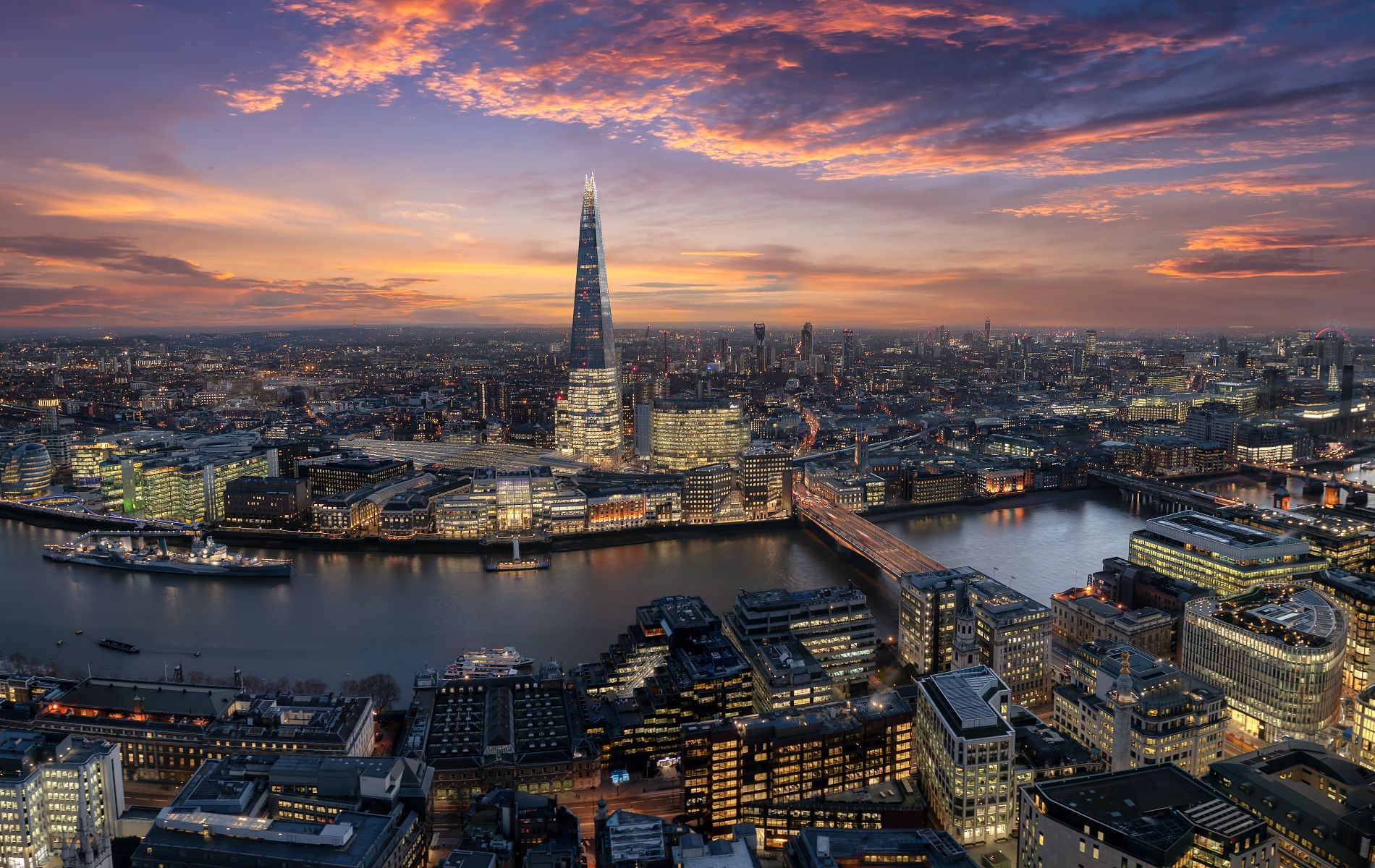 LP Panoramic view to the urban skyline of London L shutterstock_1294104856