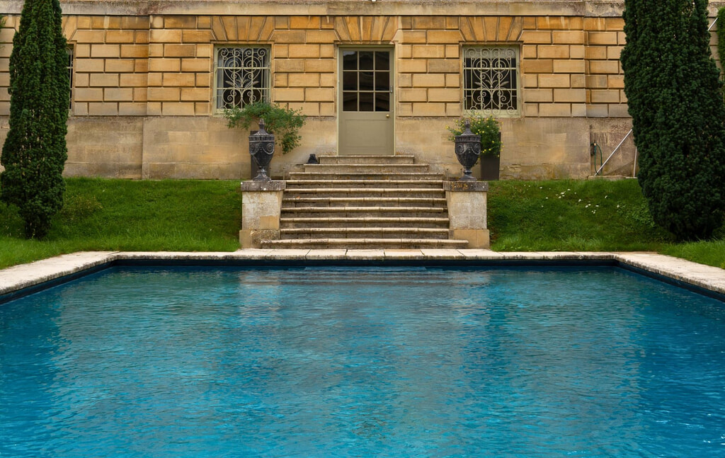 House with swimming pool