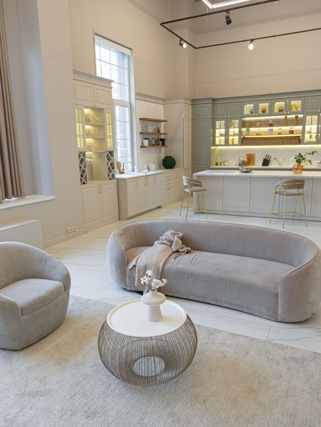 Cosy Studio in Soft Pastel Colours with Kitchen and Living Area